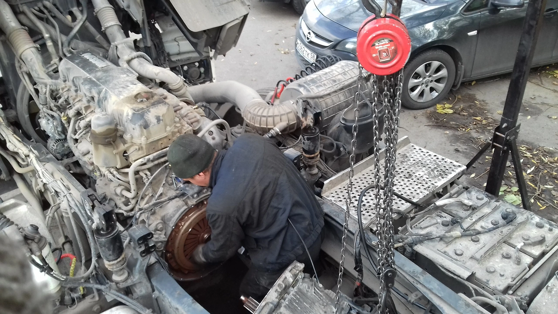 Автослесарь грузовых автомобилей с выездом Слесарь по грузовым с выездом